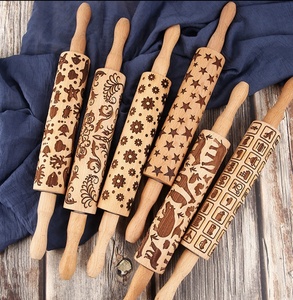Rouleau à pâtisserie personnalisé en bambou écologique avec impression rétro gaufrée de Noël pour la pâtisserie et les outils de cuisine - Product Image 1