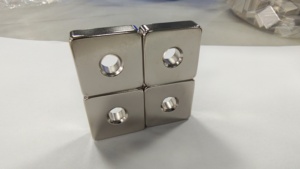 Materiales magnéticos buen precio imán de neodimio Código HS 85051110 agujero avellanado imán máquina fabricante Esquinas redondeadas - Product Image 5