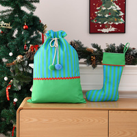 Ensemble de chaussettes de Noël rayées style preppy moderne et sacs du Père Noël en toile avec bordure à volants pour la décoration de la maison pendant les fêtes