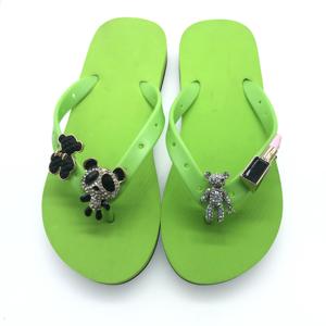 Tùy Chỉnh <span class=keywords><strong>3D</strong></span> Phong Cách Mới Bãi Biển Flip Flops Cho Phụ Nữ Kim Loại Bling Charms Có Thể Tháo Rời Giày Trang Trí Phụ Kiện Panda Thiết Kế Có Thể Thay Thế - Product Image 1