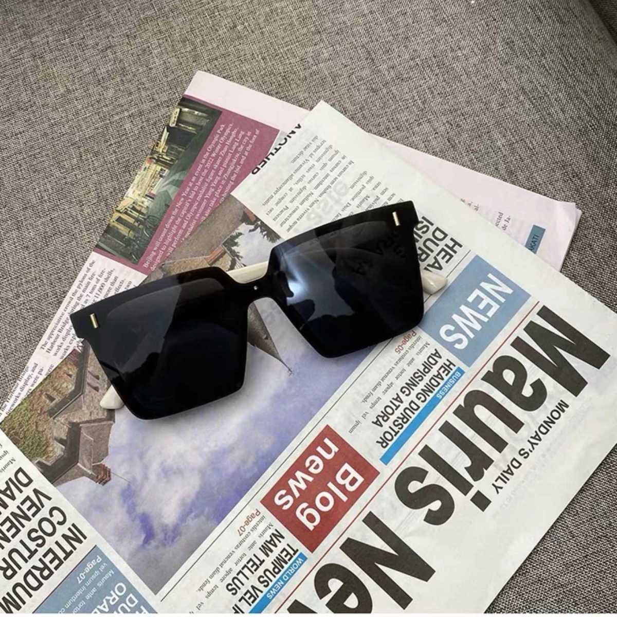 Cadre blanc riz, pièce noire.