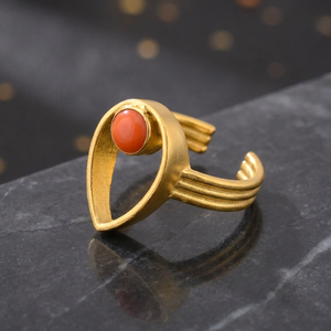 La bague plaquée or présente de superbes pierres de couleur orange, créant un spectacle fascinant d'élégance et de style - Product Image 3