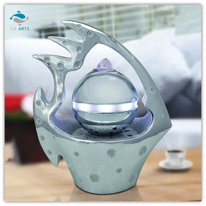 โต๊ะน้ำพุโพลีเรซินรูปร่างปลาพร้อมลูกบอลให้แสงสว่าง - Product Image 1