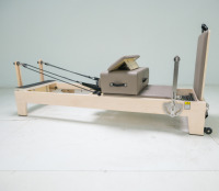 Lit de Pilates Reformer Commercial en Bois d'Érable avec Fonctionnalités Santé – Machine en Bois pour le Corps en Studio de Pilates