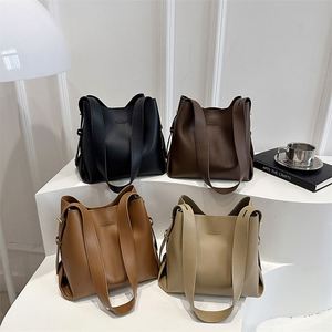 Women's New Fashion <b>Large</b> Capacity Leisure Travel Shoulder <b>Messenger</b> <b>Bag</b> Wide Shoulder Strap Wholesale Made PU - Product Image 1