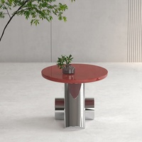 Table d'appoint circulaire rouge avec base géométrique chromée, table d'appoint moderne et unique, meuble d'appoint pour salon, table de chevet