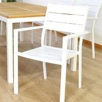Table carrée de salle à manger d'extérieur en teck moderne et structure en aluminium, ensemble de chaises empilables, résistant à l'eau et durable