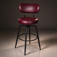 Tabouret de bar pivotant moderne rouge bordeaux avec dossier rembourré, assise coussinée, pieds en acier et repose-pieds annulaire, mobilier de bar.