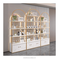 Étagère de présentation de maquillage dorée pour magasin de cosmétiques avec éclairage LED, présentoir à trois niveaux pour parfums avec armoire, logo personnalisé