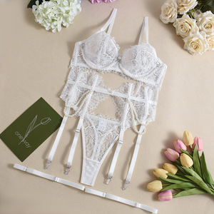 Vente flash - Soutien-gorge sexy transparent en dentelle avec décoration de perles, string, porte-jarretelles, lingerie érotique, ensemble de 4 pièces pour femmes - Product Image 6