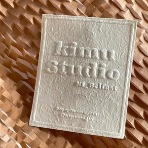 Tùy chỉnh thương hiệu logo in màu 3D dập nổi mờ kết cấu giấy dính dán hộp con dấu nhãn - Product Image 1