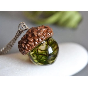 Collana Minimalista con Pendente in Resina Ecologica, <span class=keywords><strong>Ghianda</strong></span> e Muschio Essiccato Preservato - Product Image 3