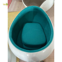 Fauteuil œuf en fibre de verre avec coussin, style contemporain en bois grainé pour salon