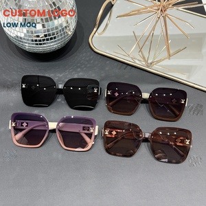Occhiali da Sole da Donna Roman Brand con Montatura Grande Quadrata, Motivo a Rombi Intagliato, Aste Sottili e LOGO Diamantato, Colorati per Viaggi - Product Image 3