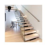Escalier moderne à poutre monobloc en acier, marches flottantes en chêne, balustrade en verre
