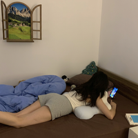 Oreiller ergonomique en mousse à mémoire de forme en forme de papillon pour les dormeurs sur le ventre, lecture, téléphone, tablette, housse lavable bicolore