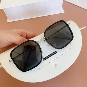 Gafas de Sol Cuadradas Irregulares Qianai, Montura Gris Translúcida, Lentes con Protección UV400, Tipo Unisex 3 - Product Image 2