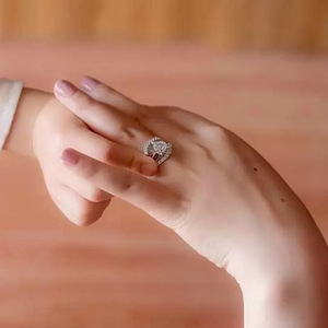 Anello di fidanzamento con zirconi cubici a forma di cuore per donna, fede nuziale romantica con stile dolce e creativo - Product Image 3