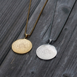 पुरुषों की स्टेनलेस स्टील क्रॉस लिंक चेन हार उज्ज्वल पॉलिश सोने की लुभावनी उत्कीर्ण विचक्राफ्त - Product Image 3