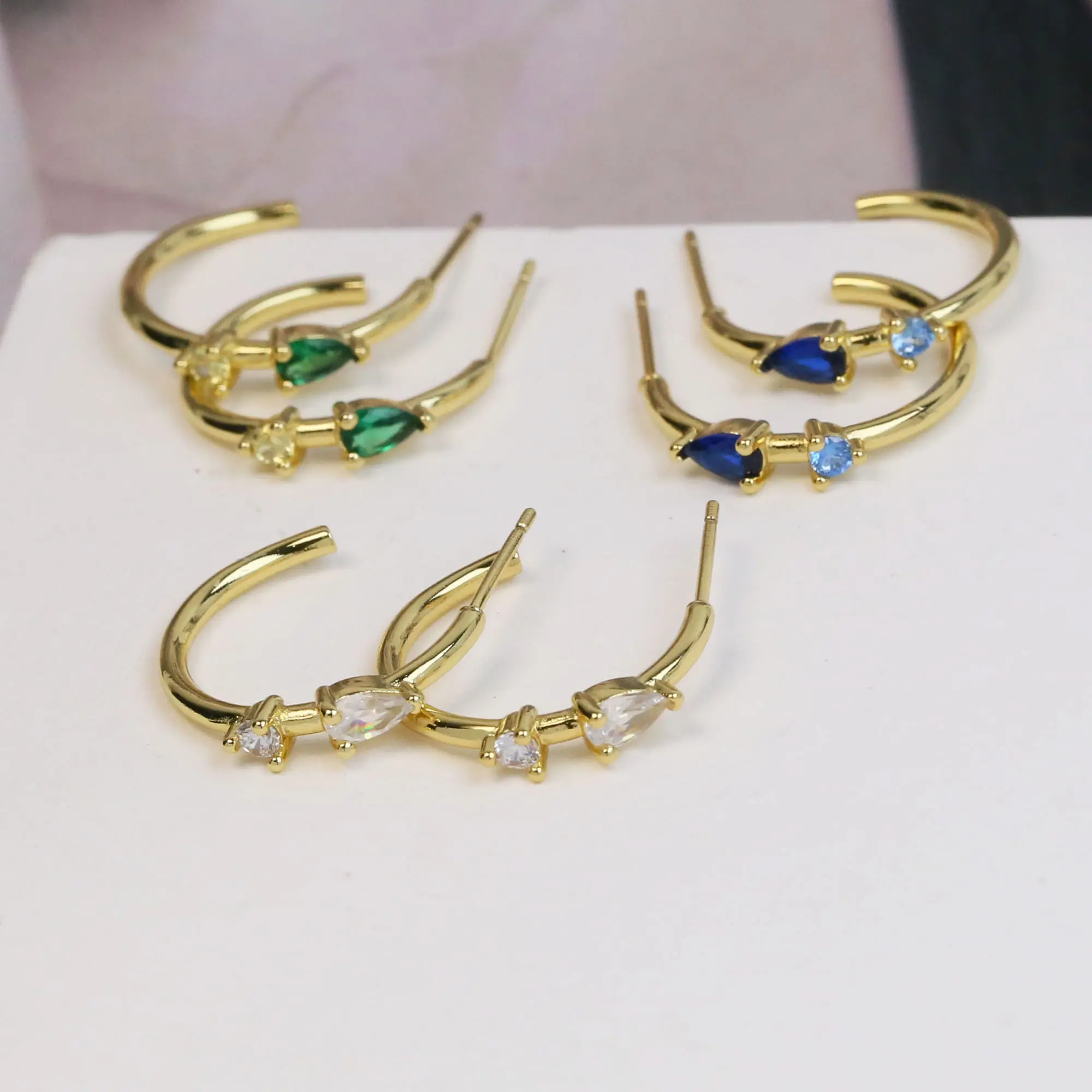 Vestes d'oreille en diamant de couleur en forme de C en laiton étincelant, boucles d'oreilles exquises pour vêtements de bureau