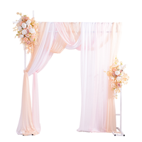 Arche carrée rose champagne pour mariage avec draperies en mousseline et arrangement de fleurs artificielles en roses pour la cérémonie et la décoration de la cabine photo