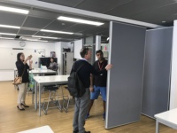 Cloison d'isolation acoustique modulaire personnalisable en bois pour hôtels, salles de banquet, centres d'exposition, extérieurs, écoles et entrepôts, respectueuse de l'environnement