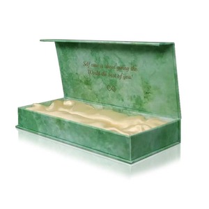 Paquete vacío <span class=keywords><strong>de</strong></span> lujo personalizado inserto <span class=keywords><strong>de</strong></span> satén verde magnético forrado caja <span class=keywords><strong>de</strong></span> <span class=keywords><strong>regalo</strong></span> embalaje con satén en el interior <span class=keywords><strong>regalo</strong></span> <span class=keywords><strong>de</strong></span> <span class=keywords><strong>boda</strong></span> <span class=keywords><strong>para</strong></span> botella <span class=keywords><strong>de</strong></span> <span class=keywords><strong>vino</strong></span> - Product Image 1