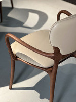 Chaise de restaurant haut de gamme en bois de frêne massif à grain ouvert, sculptée avec des courbes organiques, de précision CNC à 5 axes, rembourrée