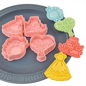 <span class=keywords><strong>Emporte</strong></span>-pièce 3D en forme de robe de mariée et bague de fiançailles pour biscuits en pâte à modeler et biscuits imprimés DIY - Product Image 3