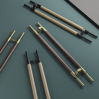 Manija Larga Contemporánea de Madera de Nogal Negro con Herrajes de Acero Inoxidable de Alta Resistencia para Escaparates Modernos de Tiendas Minoristas