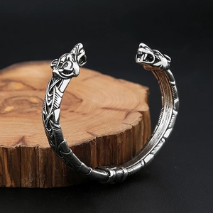 Yunnique – Bracelet Viking à double tête de loup pour hommes, en argent tibétain, en forme de C, design animal, bijoux, cadeau - Product Image 2