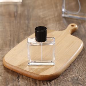Vente flash, prix bas, flacon pulvérisateur <span class=keywords><strong>de</strong></span> <span class=keywords><strong>parfum</strong></span> en verre transparent carré plat <span class=keywords><strong>de</strong></span> 50 ml et 100 ml avec bouchon noir - Product Image 3