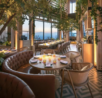 Meubles de restaurant en rotin de style bistrot français, table et chaise, structure en bois massif, revêtement en cuir PU, banquette ronde pour restaurant