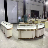 Étagères de système de comptoir de conception moderne en bois blanc et en verre pour comptoir de réception de magasin de détail de supermarché avec caisse incurvée