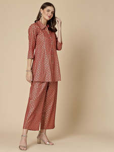 Ensemble Kurta et Palazzo pour femmes, imprimé floral rouge, col en V, manches longues, en rayonne, dernière collection de vêtements ethniques, tenue décontractée pour le bureau, OEM - Product Image 5