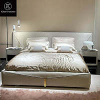 Cadre de lit rembourré en lin moderne, lit plateforme minimaliste en cuir beige, taille king, avec accents métalliques dorés, chambre à coucher de luxe