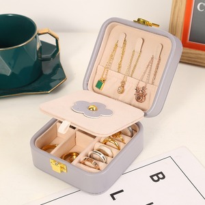 Caja de Almacenamiento de Joyas Personalizada de Lujo, Cuadrada, de Cuero PU, con Cierre de Gancho y Lazo, para Viajes, para Anillos, Aretes, Collares y Pulseras - Product Image 5