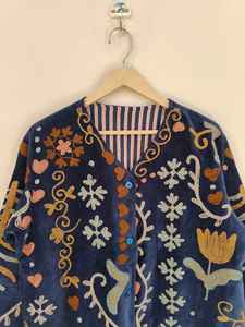 Veste en velours bleu marine brodée Suzani, style vintage floral bohème, faite à la main, veste en velours Suzani, cadeau pour elle - Product Image 2