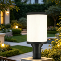 Lampe de poteau extérieure en aluminium noir au design nordique simple, résistante aux intempéries, avec abat-jour en verre opale côtelé blanc