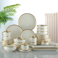 Ensemble de vaisselle en porcelaine à bord doré de 32 pièces, vente en gros, assiettes et bols en céramique blanche à relief ondulé pour la restauration de luxe, hôtels