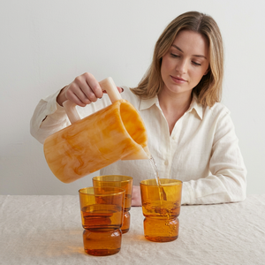 Carafe moderne en résine écologique avec poignée, compatible micro-ondes et lave-vaisselle, sans BPA, pour servir vin, eau, lait, idéale pour la maison et les fêtes - Product Image 1