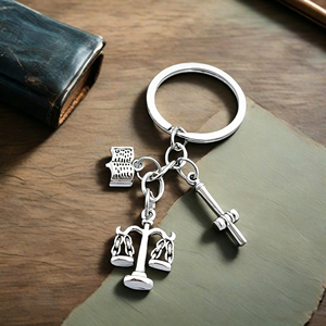 Porte-clés en alliage de zinc au design créatif de balance et de marteau, prix d'usine, vente en gros, haute qualité, pour la Semaine de la reconnaissance des enseignants - Product Image 4