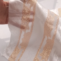 Usine personnalisé Polyester Met 88gsm doux respirant coupe fleur rayure or métallique Lurex Jacquard tissu pour les vêtements des femmes