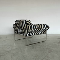 Fauteuil rembourré à rayures noires et blanches pour salon contemporain, appartement, parc extérieur, hôtel, avec pieds en bois, style zèbre et léopard