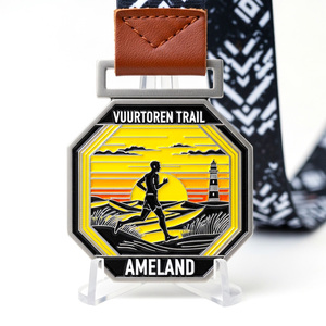 Médaille octogonale Ameland Vuurtoren avec émail doux, finition argent mat, motif phare au coucher <span class=keywords><strong>du</strong></span> soleil, pour événements de course sur <span class=keywords><strong>sentier</strong></span> côtier - Product Image 1