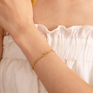 Bracciale con Nodo d'Amore per Coppie, Catena a Serpente in Acciaio Inossidabile Placcato Oro, Accessorio Semplice di Alta Qualità - Product Image 2