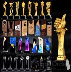 Trophée personnalisé en résine dorée avec base en cristal pour événements d'entreprise et compétitions - Product Image 2