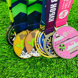 صمم ميداليتك الرياضية المعدنية الخاصة من سبائك الزنك ثلاثية الأبعاد ذهبية اللون لسباق الماراثون - Product Image 1