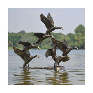 आउटडोर सजावट हाथ से नक्काशीदार जीवन आकार धातु कांस्य उड़ने वाली बतख मूर्ति - Product Image 1