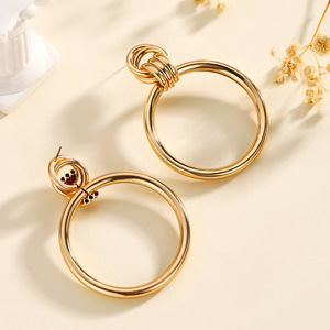Boucles d'oreilles géométriques circulaires en alliage, plaquées or, en acier inoxydable, grandes boucles d'oreilles, style européen et américain, collection 2025 - Product Image 3